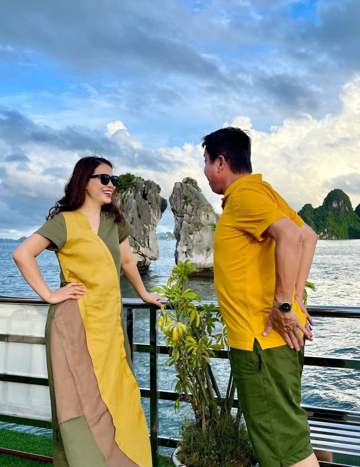 Cả hai cùng quan điểm không cần ràng buộc nhau bằng một đám cưới, cứ sống thật tốt, đối xử với nhau bằng sự tử tế, vui là đủ. Vì thế, họ đang tận hưởng những ngày tháng ngọt ngào bên nhau.&nbsp;