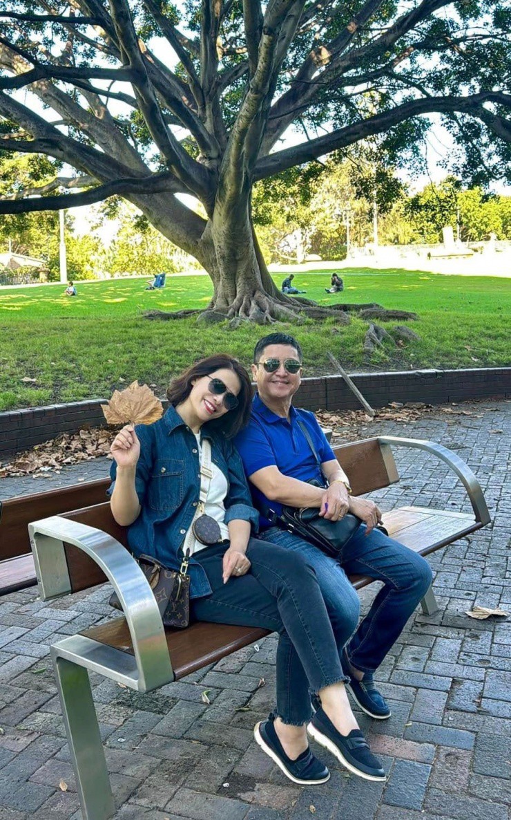 "Không kết hôn, không lấy nhau, chúng tôi thống nhất với nhau như vậy nên tận hưởng cuộc sống rất thoải mái, đón nhận mọi chuyện đến và đi nhẹ nhàng", NSƯT Chí Trung chia sẻ.