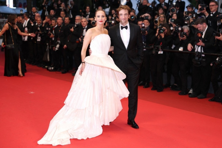 Ở buổi chiếu Die, My Love, Jennifer Lawrence diện đầm Dior, sánh đôi Robert Pattinson. Họ vào vai vợ chồng trong tác phẩm của đạo diễn Lynne Ramsay - dự án được mong chờ ở Cannes năm nay.