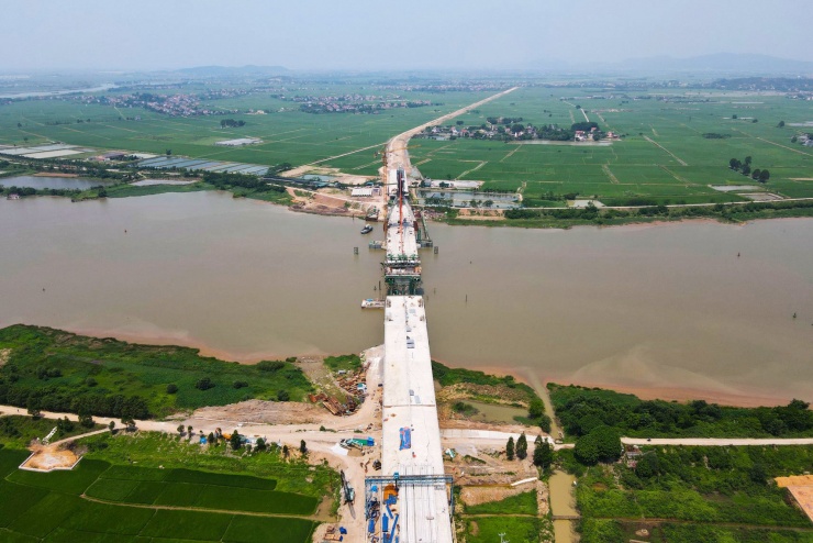 Cầu Đồng Việt nối hai tỉnh Bắc Giang và Hải Dương. Ảnh: Bảo Khánh