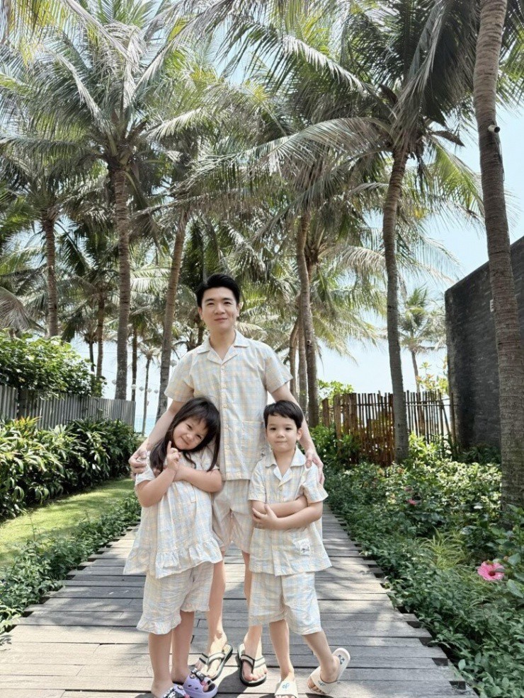 Anh chồng Đỗ Mỹ Linh đón con thứ 3, bố đơn thân bao năm nay hạnh phúc khoe cảnh bế bồng "thiên thần nhỏ" - 3