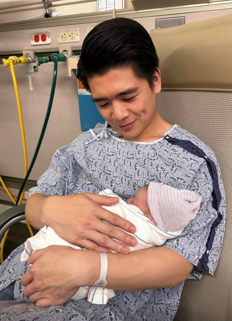 Anh chồng Đỗ Mỹ Linh đón con thứ 3, bố đơn thân bao năm nay hạnh phúc khoe cảnh bế bồng "thiên thần nhỏ" - 2