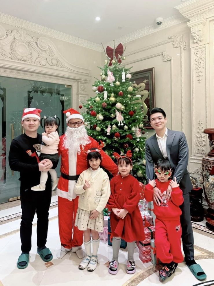 Anh chồng Đỗ Mỹ Linh đón con thứ 3, bố đơn thân bao năm nay hạnh phúc khoe cảnh bế bồng "thiên thần nhỏ" - 6