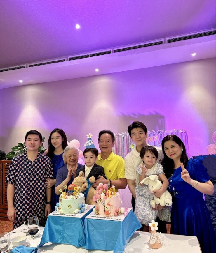 Anh chồng Đỗ Mỹ Linh đón con thứ 3, bố đơn thân bao năm nay hạnh phúc khoe cảnh bế bồng "thiên thần nhỏ" - 12