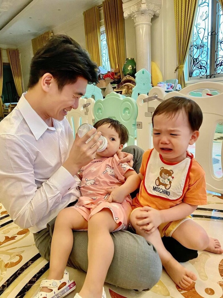 Anh chồng Đỗ Mỹ Linh đón con thứ 3, bố đơn thân bao năm nay hạnh phúc khoe cảnh bế bồng "thiên thần nhỏ" - 10