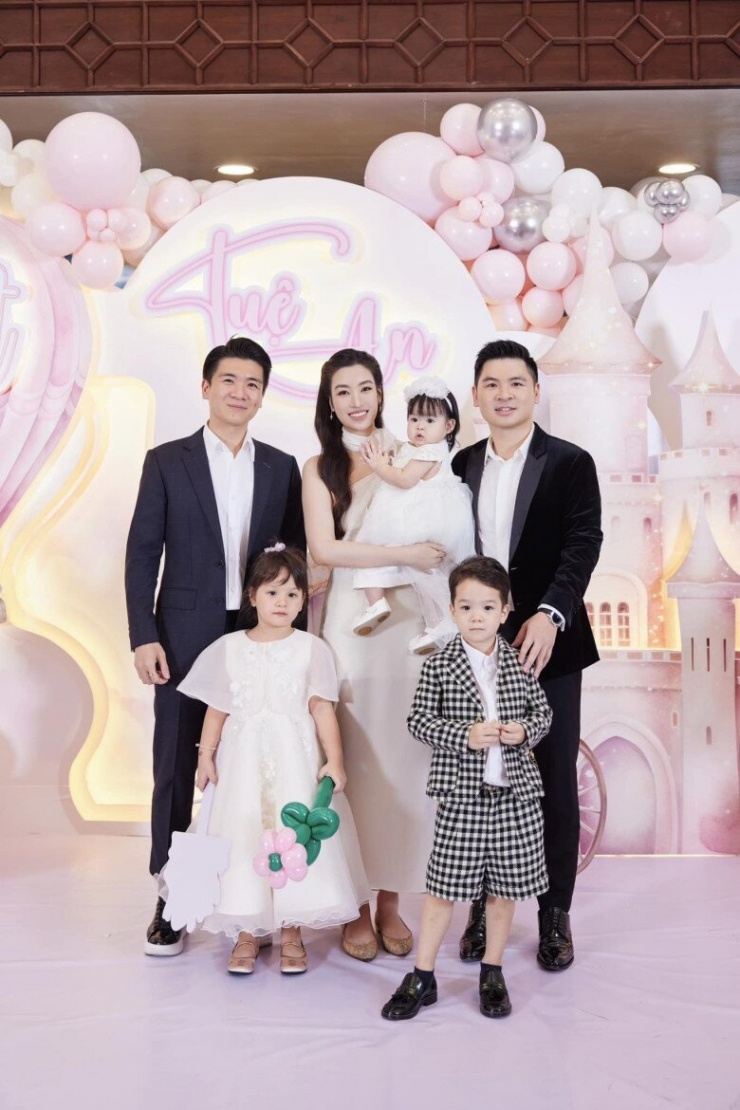 Anh chồng Đỗ Mỹ Linh đón con thứ 3, bố đơn thân bao năm nay hạnh phúc khoe cảnh bế bồng "thiên thần nhỏ" - 11
