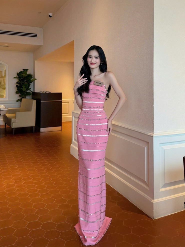 Tuy nhiên, không phủ nhận body của nàng hậu khá mỏng manh.