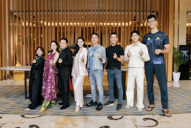 Trần Ngọc Tú tham gia cinetour cùng đoàn phim.