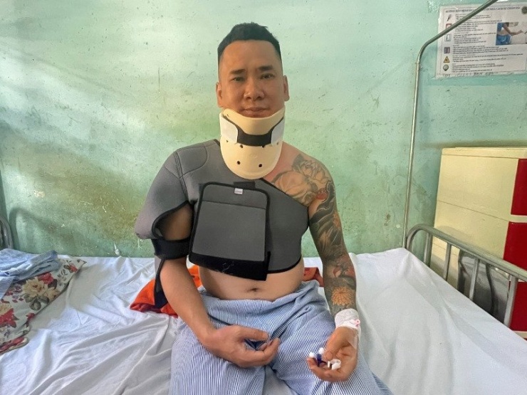 Lao xuống giếng sâu 35m để cứu con gái, anh Đặng Bảo Duy bị rạn xương vai và đốt xương cổ. Ảnh: Trần Hoàn