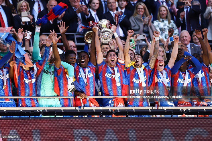 Ngược lại,&nbsp;Crystal Palace giành được danh hiệu lớn đầu tiên trong lịch sử của họ