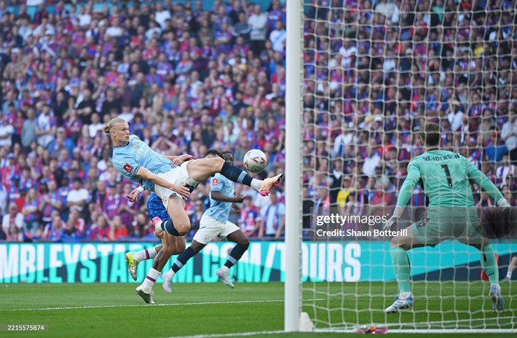Man City nhanh chóng dồn lên tấn công sau tiếng còi khai cuộc.&nbsp;Ngay phút thứ 6, De Bruyne tạt bóng để Haaland bay người vô lê ở cột xa, nhưng thủ môn&nbsp;Henderson đã&nbsp;cản phá xuất sắc.