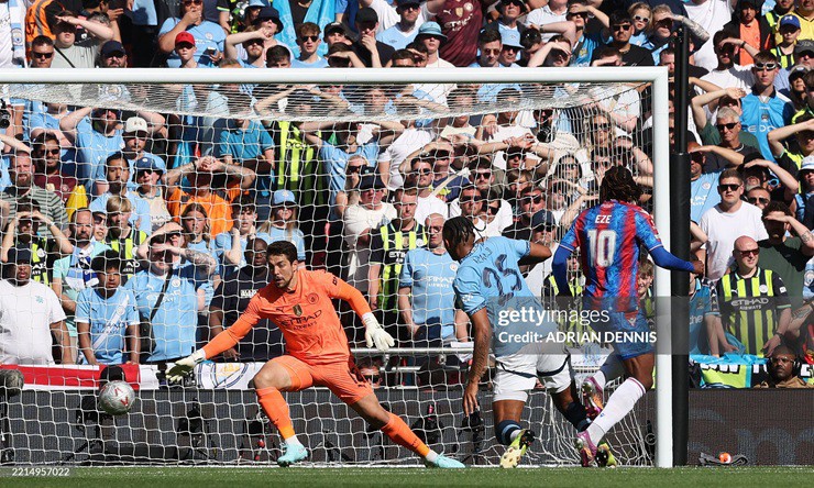Dù bị ép sân, Crystal Palace bất ngờ mở tỷ số ngay trong đợt tấn công đầu tiên. Richards phất bóng lên giữa sân để Mateta giữ bóng, phối hợp với Ismaila Sarr, trước khi chuyền ra cánh phải cho Munoz băng lên. Hậu vệ người Colombia căng ngang để Eze băng vào, tung cú dứt điểm 1 chạm đánh bại thủ môn Ortega.