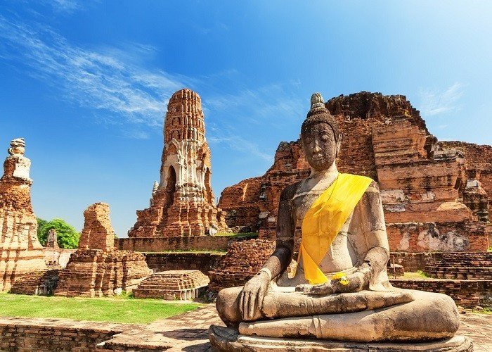 Một chuyến du lịch tự túc Thái Lan sẽ thiếu sót nếu bỏ qua Ayutthaya – cố đô cổ kính và di sản văn hóa thế giới. Tại đây, du khách có thể tham quan Wat Mahathat với tượng Phật ẩn mình trong rễ cây, hay Wat Phra Sri Sanphet – chùa lớn và quan trọng bậc nhất. Đừng quên trải nghiệm du thuyền sông Chao Phraya để ngắm nhìn các di tích cổ dọc bờ sông. Ảnh Sakos