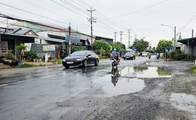 Quốc lộ 62 nhỏ hẹp, sau nhiều năm đưa vào sử dụng hiện nhiều đoạn đã xuống cấp. Ảnh: Huỳnh Du