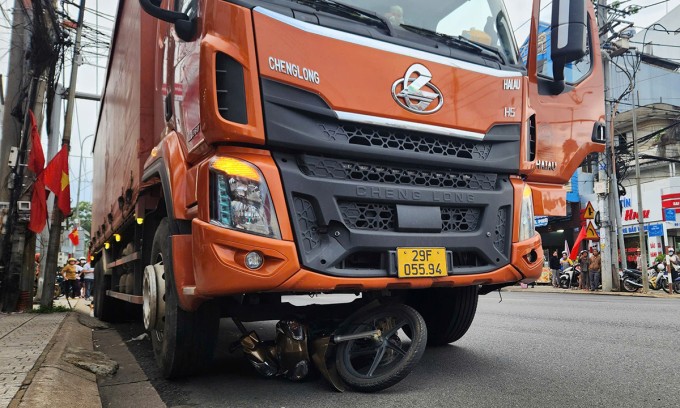 Ôtô tải gây tai nạn dừng lại sau khi cuốn xe máy vào gầm. Ảnh: Hoài Thanh