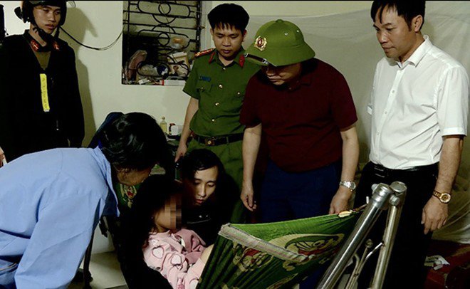 Cháu T trong vòng tay người thân
