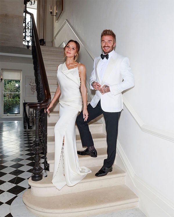 Vợ chồng Becks chụp ảnh trước khi dự tiệc sinh nhật 50 tuổi của Becks hôm 3/5. Ảnh: Instagram Victoria Beckham