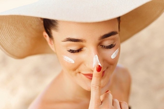 Kem chống nắng giúp ngăn chặn tia UV, giảm thiểu tổn thương da.