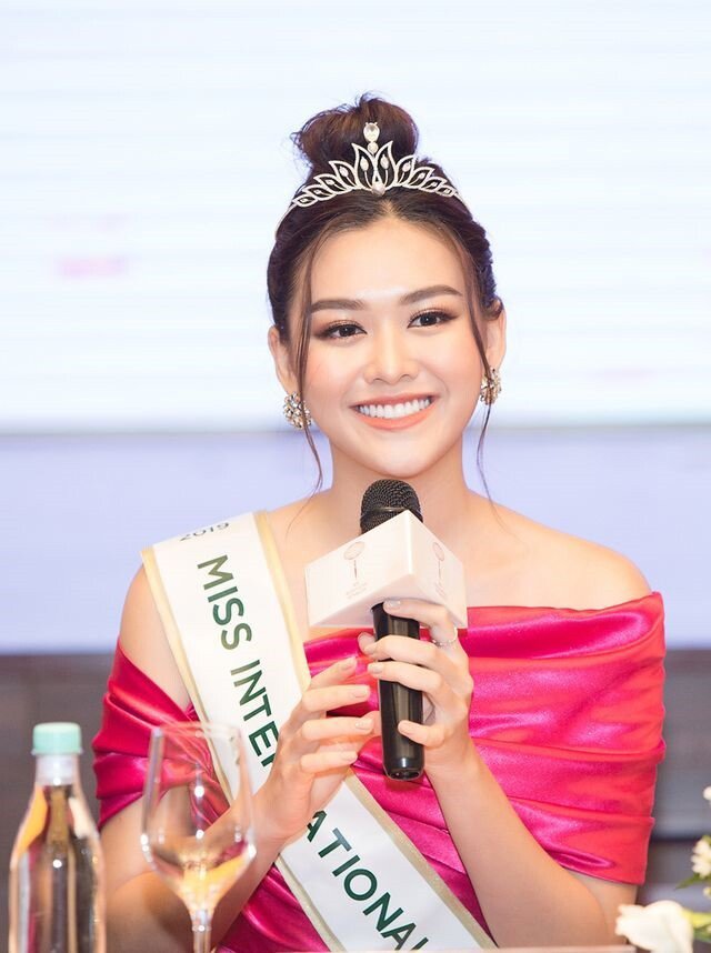 Điểm danh những nàng hậu có nhan sắc ngọc ngà kiêu sa, chọn lấy chồng ở tuổi đẹp nhất đời con gái - 1