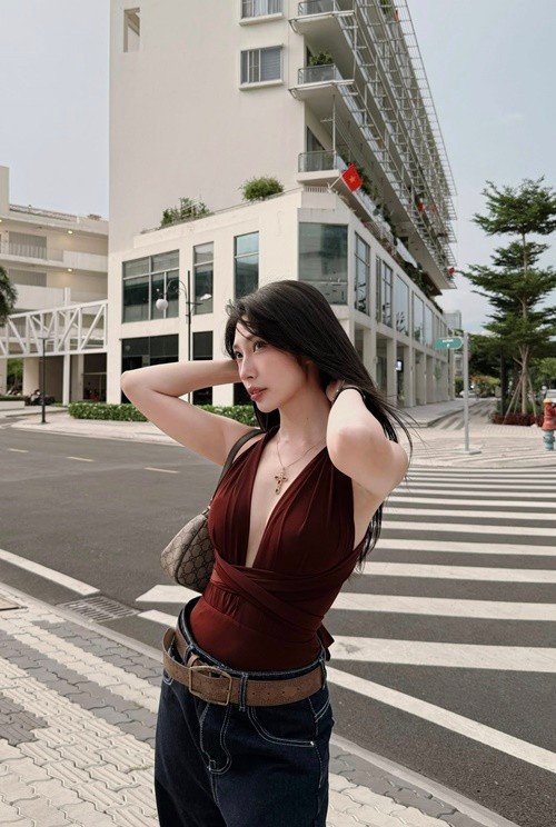 Nữ ca sĩ khéo khoe vòng một quyến rũ khiến người đối diện khó rời mắt. Ảnh: FB Khổng Tú Quỳnh.