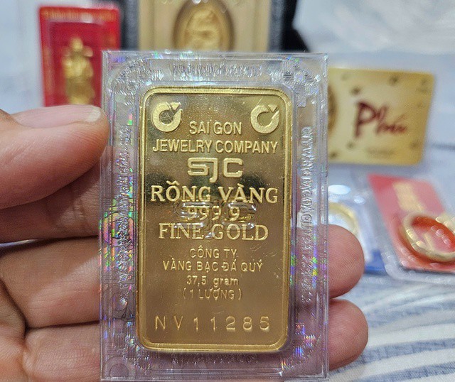 Giá vàng miếng SJC rớt hàng triệu đồng so với cuối tuần trước