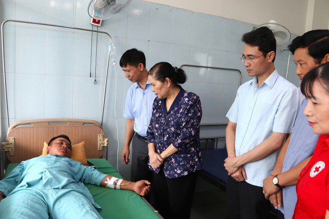 Bí thư Tỉnh ủy Lai Châu Giàng Páo Mỷ thăm hỏi, động viên người bị thương trong vụ sạt lở.