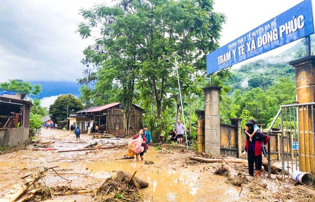 Tối 17 rạng sáng 18/5, trên địa bàn tỉnh Bắc Kạn có mưa vừa, mưa to đến rất to, tập trung tại các huyện Ba Bể, Pác Nặm, Chợ Đồn. Tại hai xã Đồng Phúc và Yến Dương của huyện Ba Bể, lượng mưa đo được trên 214 mm. Mưa lớn và lũ quét làm 4 người thiệt mạng.