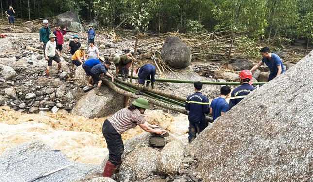 Theo Bí thư huyện ủy Ba Bể, khoảng 1h sáng 18/5, trận lũ quét xảy ra, kéo theo lượng lớn đất đá lổn nhổn tràn vào thôn Tẩn Lượt. Hậu quả, hai người tử vong là ông Nguyễn Văn Bắc sinh năm 1945 và bà Dương Thị Mùi, sinh năm 1941. Một người mất tích may mắn được tìm thấy và vẫn còn sống.