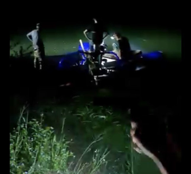 Người dân tổ chức khai quật lén lút trong đêm. (ảnh cắt từ clip).