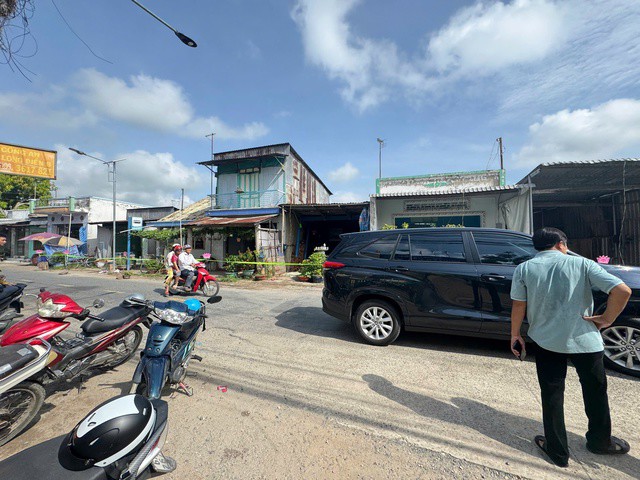 Phía trước 10 căn nhà đã được làm rào chắn và cảnh báo khu vực nguy hiểm