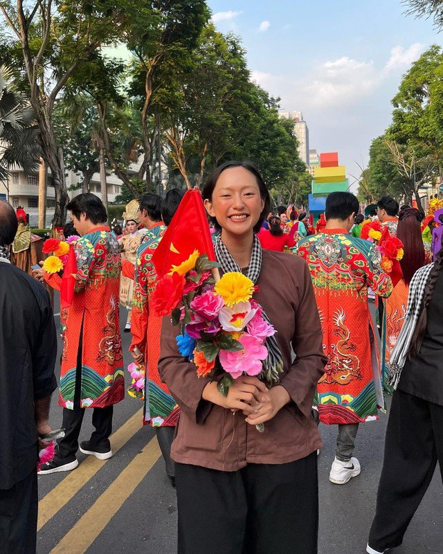Trước đó, nhân dịp kỉ niệm 50 năm ngày Giải phóng miền Nam, thống nhất đất nước, Hồ Thu Anh cũng vinh dự có mặt trong khối Nghệ sĩ diễu hành chào mừng.