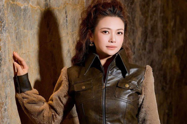 Kiều Anh sinh năm 1981 ở Thái Nguyên. Cô tham gia nghệ thuật với xuất phát điểm là diễn viên múa. 13 tuổi, Kiều Anh đỗ vào ngành múa, Trường Nghệ thuật Quân đội (nay là Đại học Văn hóa Nghệ thuật Quân đội). 17 tuổi, cô thường xuyên biểu diễn trong các chương trình phục vụ chiến sĩ biên phòng.