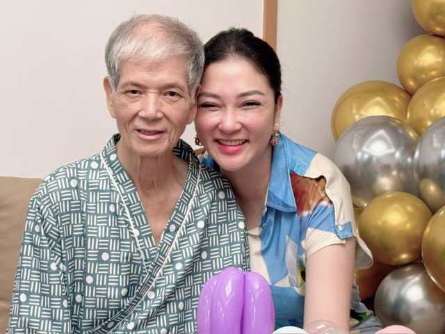 Hoa hậu Nguyễn Thị Huyền chụp ảnh cùng bố (lúc ông đang điều trị bệnh).