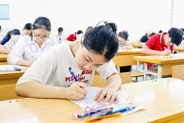 Kỳ thi tuyển sinh lớp 10 của Sở GD&ĐT Hà Nội năm nay, có 103.000 em đăng ký dự thi, trong đó sẽ có khoảng 64% học sinh trúng tuyển vào trường THPT công lập. (ảnh: Trọng Tài)