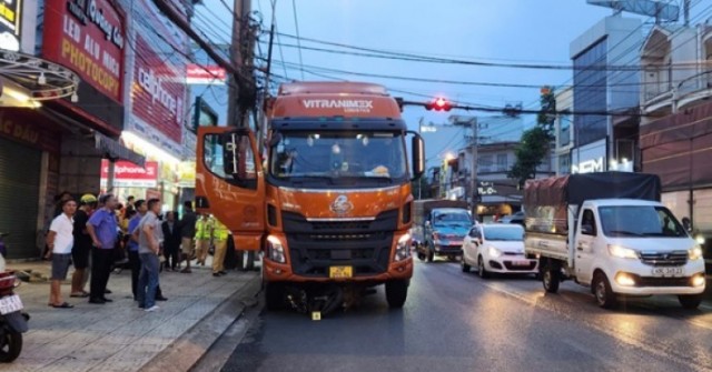 Tạm giữ hình sự tài xế dừng xe rút tiền gây tai...