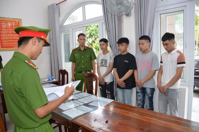 Cơ quan CSĐT tống đạt các quyết định khởi tố bị can, bắt tạm giam đối với các đối tượng