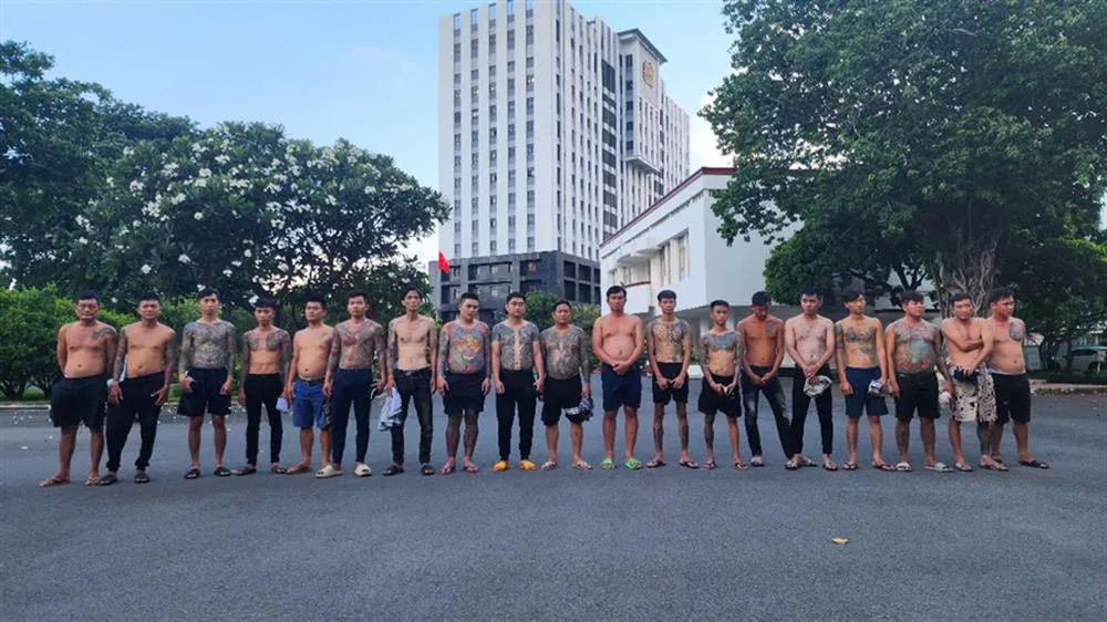 Nhóm người vừa bị khởi tố. Ảnh CA