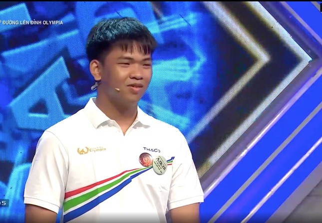 Nam sinh Bình Dương Quốc Trí trả lời câu hỏi của MC về sử dụng AI trong trả lời câu hỏi.