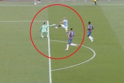 Tranh cãi chung kết FA Cup: Cựu sao MU thoát thẻ đỏ, Rooney bức xúc