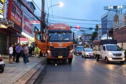Tạm giữ hình sự tài xế dừng xe rút tiền gây tai nạn chết người
