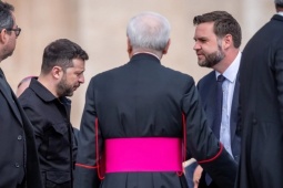 Hành động bất ngờ của ông Zelensky và ông Vance tại Vatican