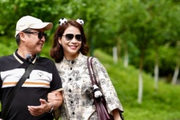 Cuộc sống tuổi xế chiều như  ' đôi chim câu '  của Chí Trung và bạn gái kém 18 tuổi