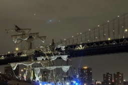 VIDEO: Tàu Hải quân Mexico va vào cầu Brooklyn ở New York, 20 người bị thương