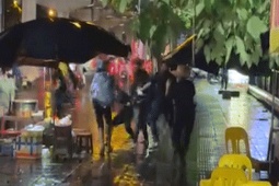Nam shipper bị nhóm thanh niên hành hung giữa đường ở Hà Nội