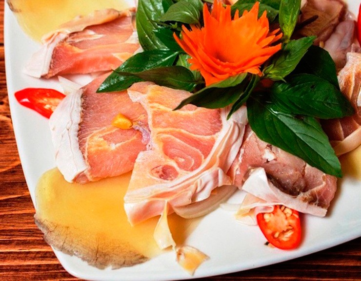 Từ cá hô có thể làm thành các món nướng muối ớt, hấp, nấu canh chua, nhúng dấm - nhúng mẻ, kho hoặc chưng tương...
