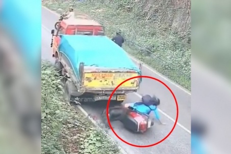 Clip: Người phụ nữ thoát chết ngoạn mục khi xe tải tụt dốc đâm trúng
