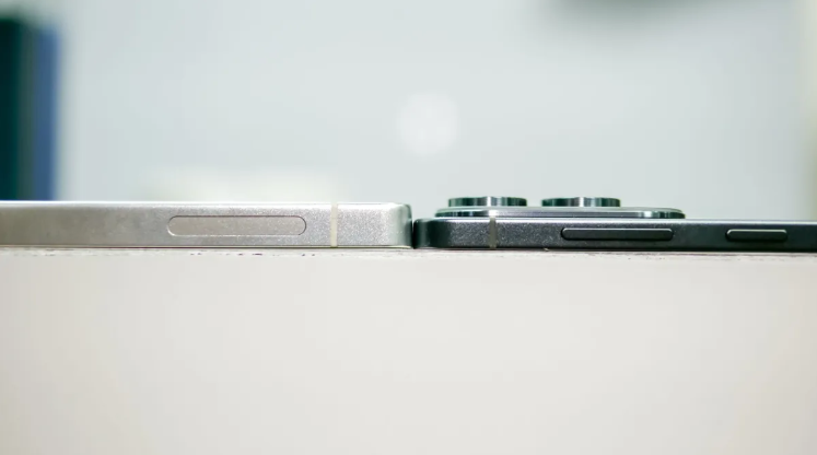 Galaxy S25 Edge cực kỳ mỏng.