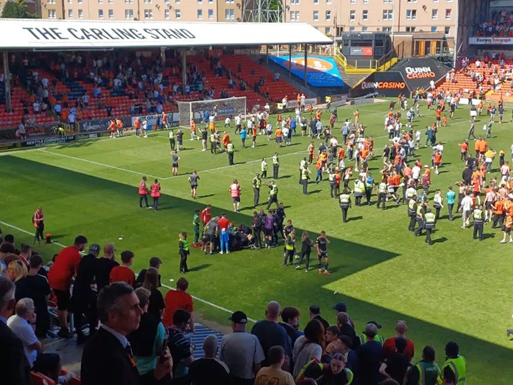 CĐV Dundee United tràn vào sân ăn mừng sau khi trận đấu kết thúc