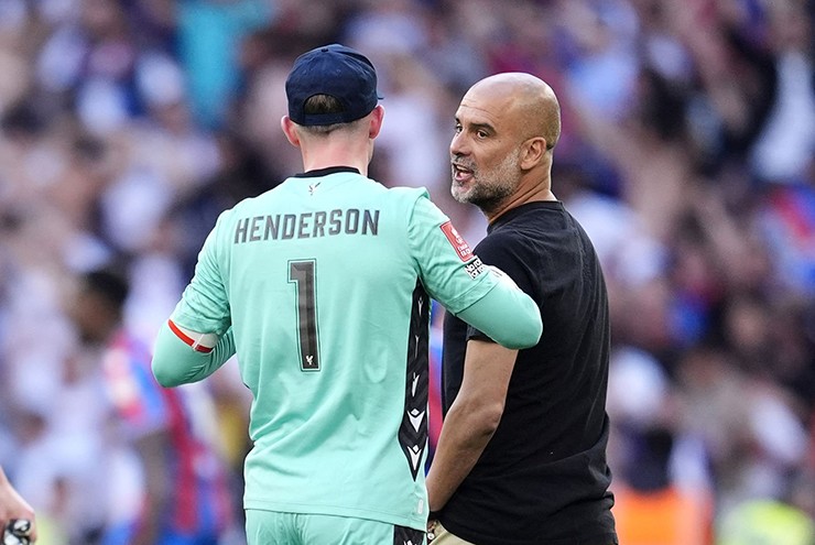 Pep Guardiola tỏ ra vô cùng tức giận&nbsp;với thủ môn Henderson&nbsp;sau khi Crystal Palace vô địch FA Cup