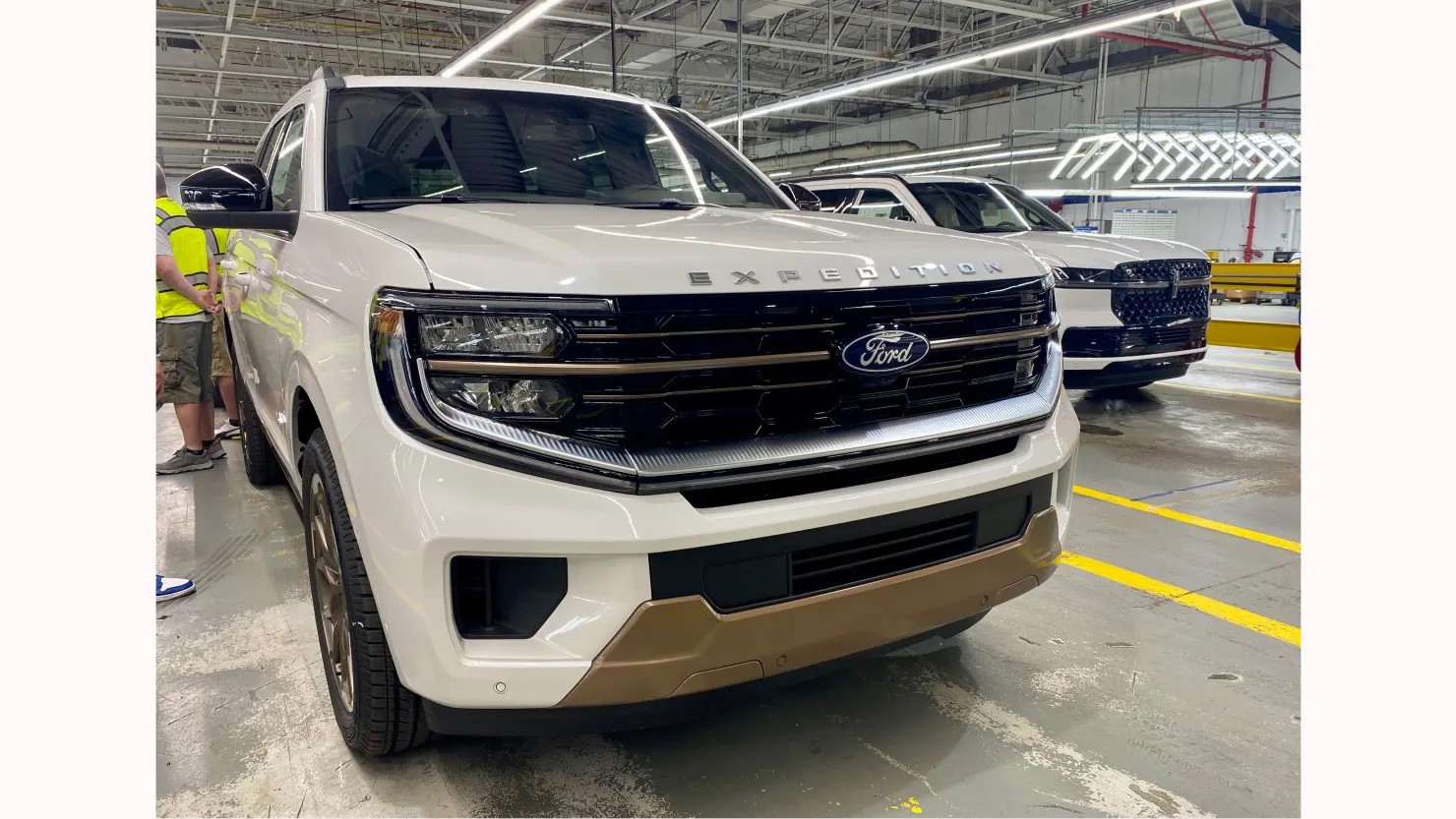 Một chiếc Ford Expedition 2025 với viền đồng tại Nhà máy xe tải Kentucky của hãng sản xuất ô tô này